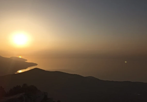 Появилось красивое видео восхода солнца на Ай-Петри 