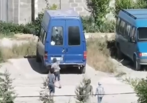 В Севастополе дети закидали камнями припаркованную машину ВИДЕО