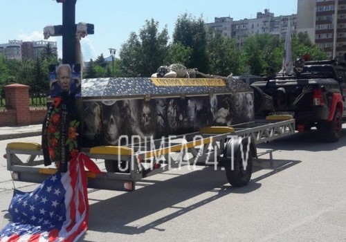 В Евпатории устроили «похороны» Байдена: машина с «гробом» президента США проехалась по городу ФОТО