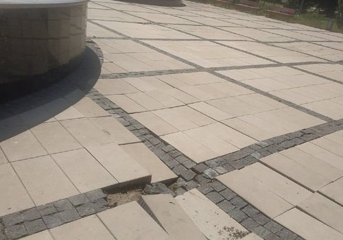 В отремонтированных скверах Симферополя разваливается плитка (ФОТО, ВИДЕО)