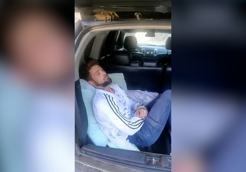 Отдыхающие в Крыму москвичи нашли в своем багажнике уставшего человека