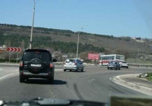 Невменяемый водитель «копейки» устроил ДТП в Севастополе! Маршрутка с пассажирами перевернулась (ВИДЕО)