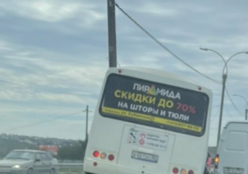В Симферополе автобус врезался в столб