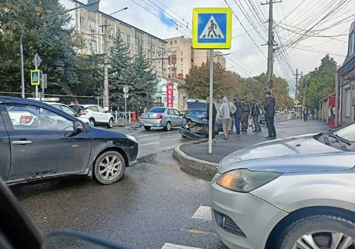 В Симферополе на перекрёстке улиц Козлова и Футболистов произошло ДТП