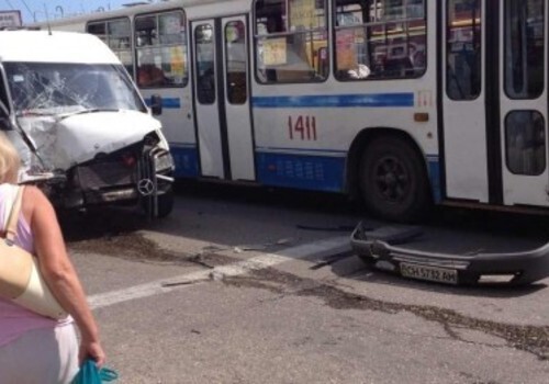 В Севастополе маршрутка врезалась в автобус - отказали тормоза (фото, видео)
