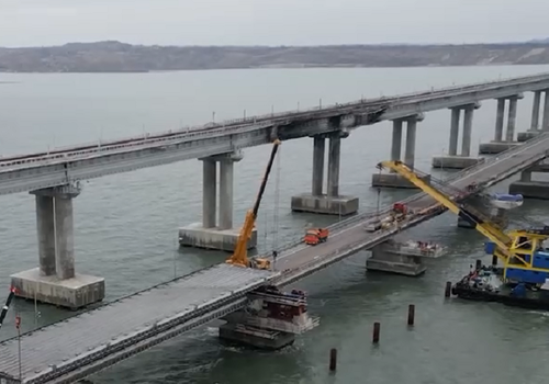 Надвижку двух 300-тонных пролетов выполнили на Крымском мосту