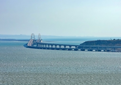 Движение машин на Крымском мосту ограничат 19 ноября для установки четвертого пролета