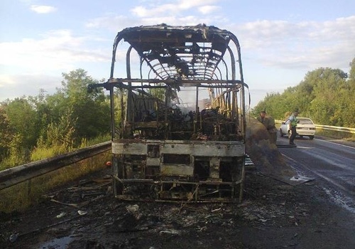 На дороге сгорел дотла рейсовый автобус, который вез людей из Ялты (ФОТО)