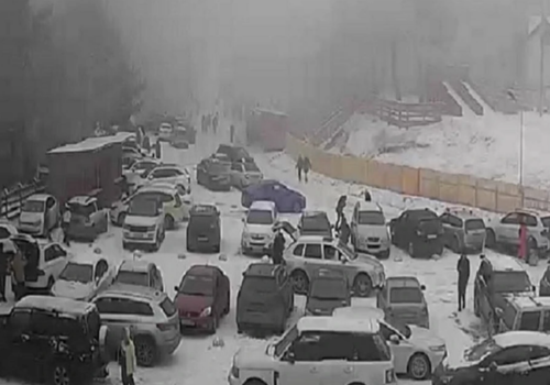 Десятки желающих увидеть зимнюю сказку: в горах Крыма аншлаг из-за выпавшего снега