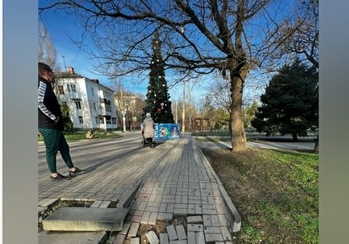 В Симферополе оперативно отремонтировали разрушенную пешеходную дорожку