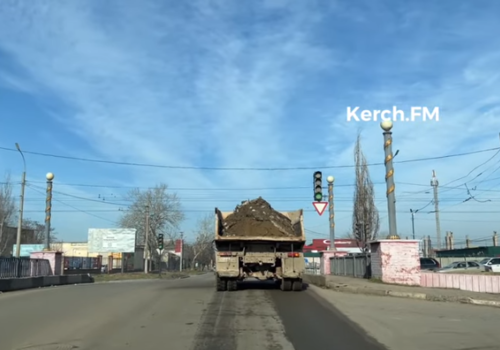 Из перегруженных грузовиков в Керчи на машины сыпется песок и камни