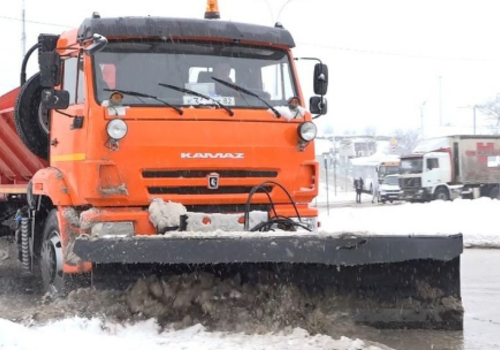 В администрации Симферополя сообщили, что припаркованные машины мешают убирать снег