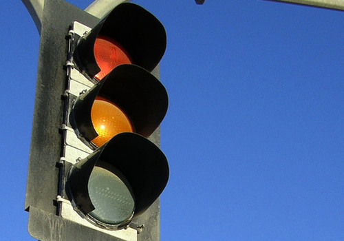 Крымских водителей, которые игнорируют желтый сигнал светофора, будут штрафовать