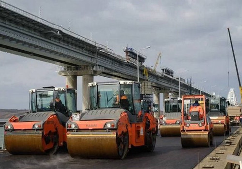 Первый слой асфальта появился на новеньких пролётах Крымского моста