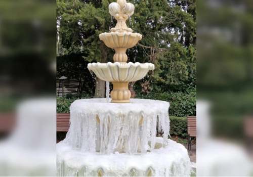 В Крыму мороз превратил фонтан в хрустальный водопад - видео