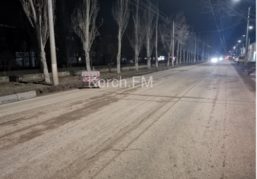 Бордюры на улице Еременко в Керчи оставили посреди дороги ФОТО