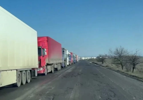 На въезд в Крым выстроилась десятикилометровая очередь из грузовиков