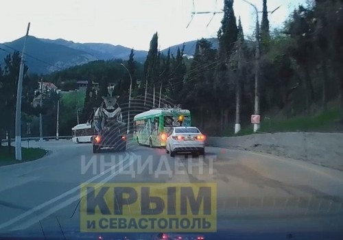 Автомобилисты пожаловались на камикадзе за рулем автобетоносмесителя на ялтинской трассе