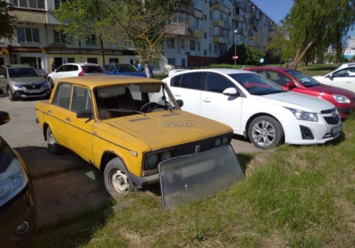 Стоянка брошенных авто появилась на улице Ворошилова в Керчи ФОТО