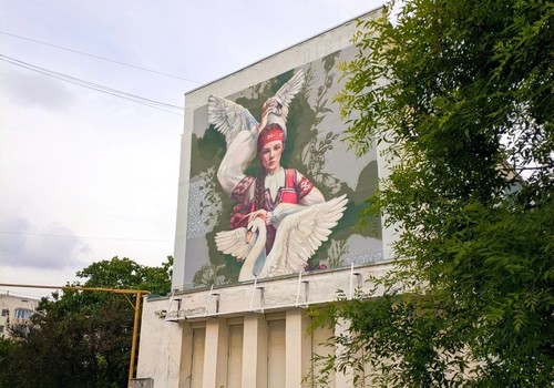 На фасаде многоквартирного дома в Евпатории появился патриотический мурал
