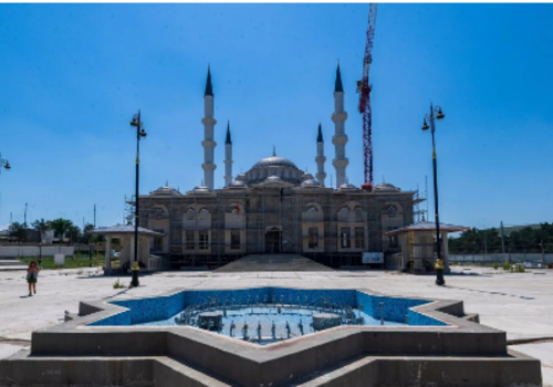 Соборную мечеть в столице Крыма расписывают художники из Турции