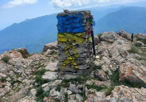 В горах Крыма вандалы измазали камни в цвета украинского флага