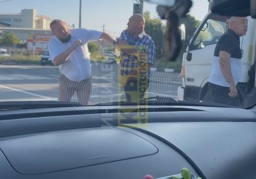 В Симферополе водители двух внедорожников устроили драку прямо на дороге