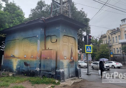 Полотна Айвазовского осыпаются на фасадах столицы Крыма