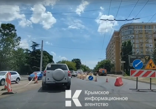На улице Толстого в Симферополе серьезная пробка из-за ремонта дороги