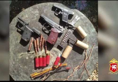 Целый арсенал оружия и боеприпасов найден в тайниках у двух крымчан