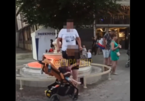 Евпаторийцы возмущены: туристы снова моют ноги в фонтанах ВИДЕО
