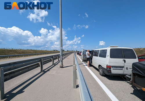 СМИ: Туристы бегут из Крыма: сотни авто скопились перед Керченским мостом в сторону Краснодарского края