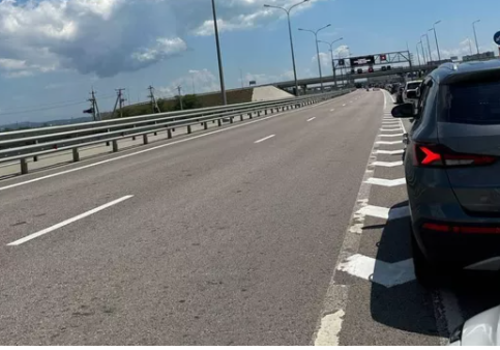 Более 1500 автомобилей стоят в очереди на Крымском мосту