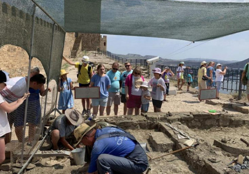 Раскопки крепости в Крыму «подарили» историкам скелеты людей и остатки тандыра