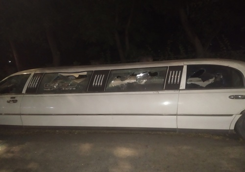 На улице Фрунзе в Евпатории злоумышленники разбили окна и фары шикарному лимузину ФОТО